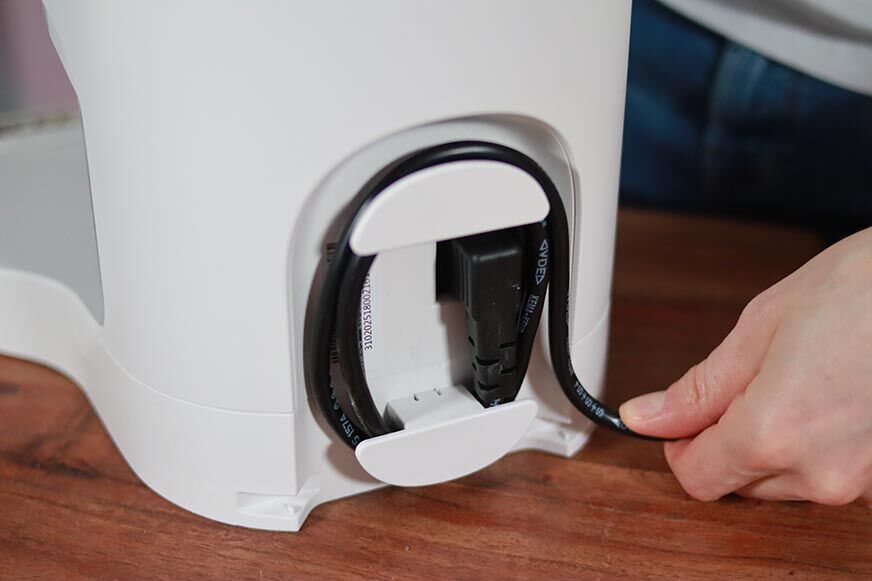 Видна система управления кабелями в задней части станции Yeedi Vac Station